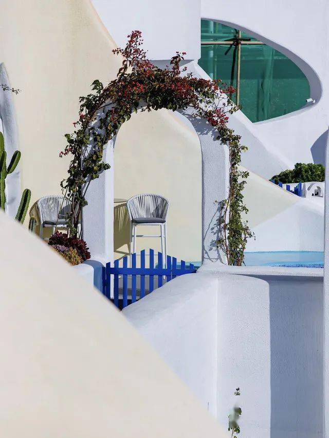 这里几家酒店建筑群妥妥的希腊风,面朝洱海,背靠苍山,是旅拍的美景地