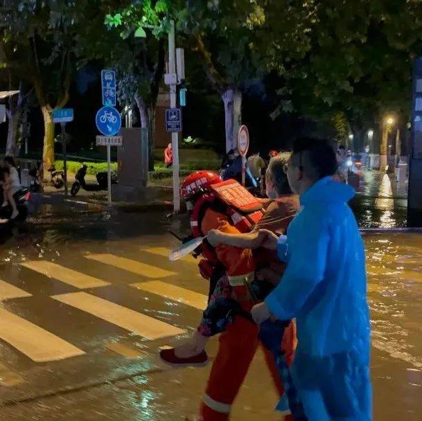 突降大雨 郑州消防为避雨行人提供“暖心驿站”_救援_宣传_群众