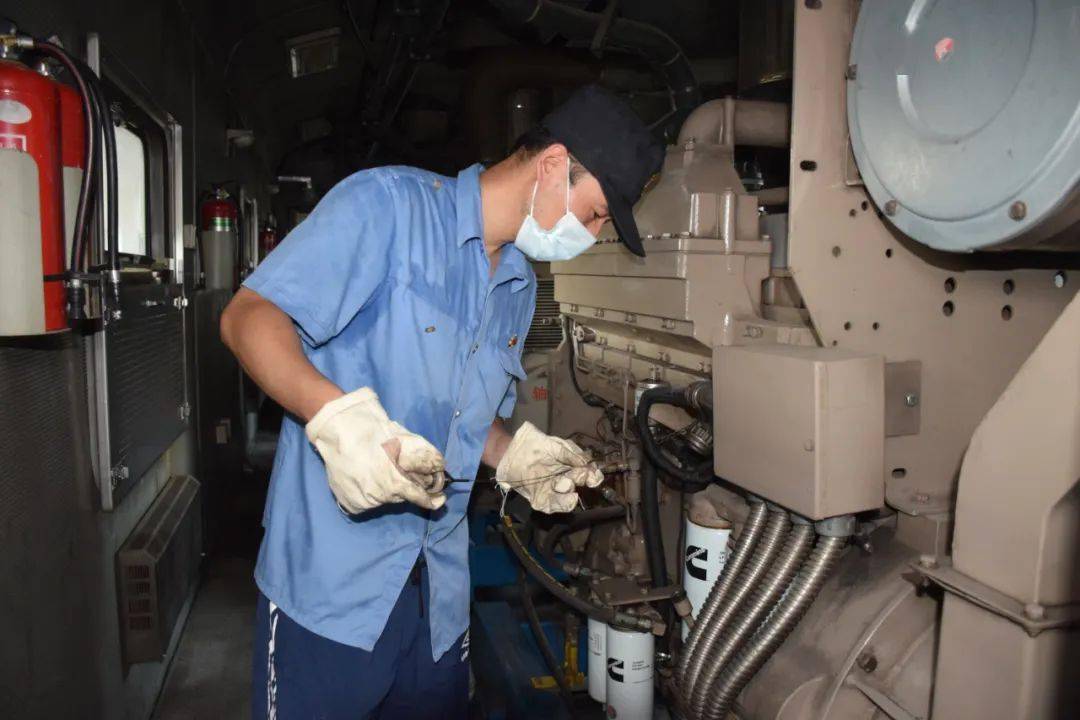 空調發電車是一個移動發電站,也是空調列車的