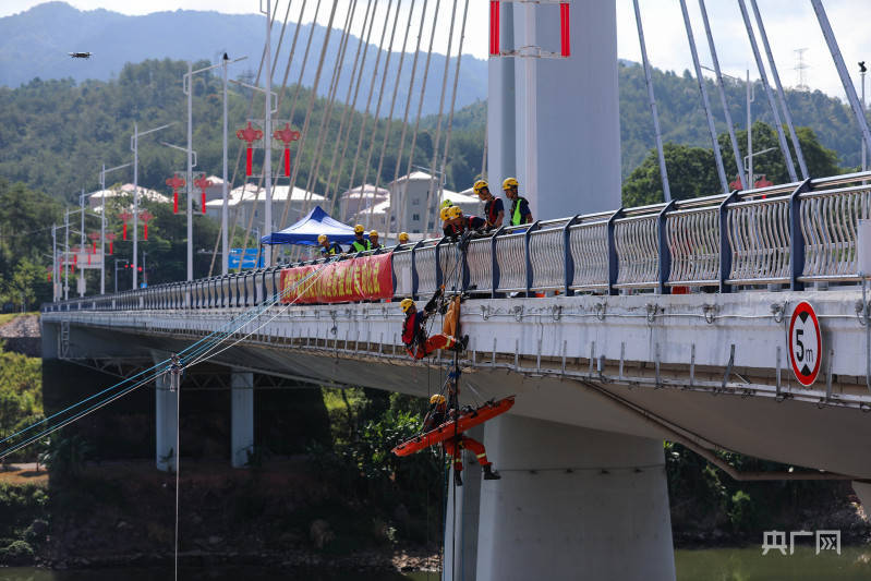 福建森林消防：高IM电竞温山岳救援比武 铸空中“飞人”