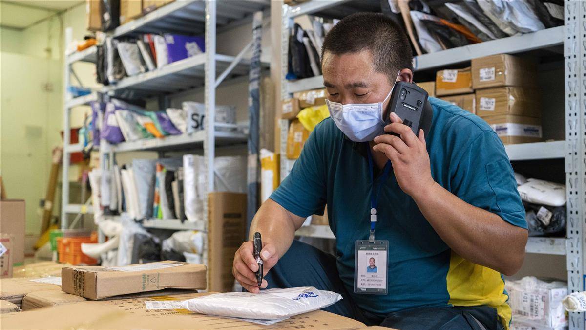 下的劳动者|快递员:一天派件三百多 汗流浃背是常态_小冬_包裹_工作