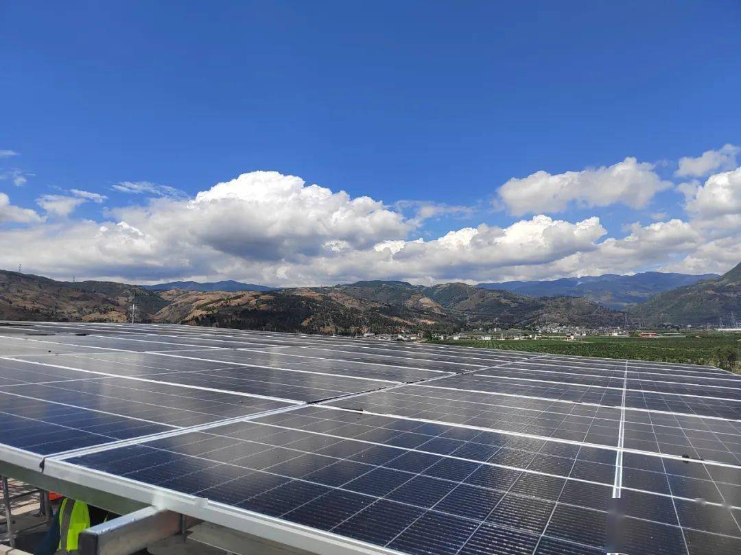公司首个分布式户用光伏电站并网成功