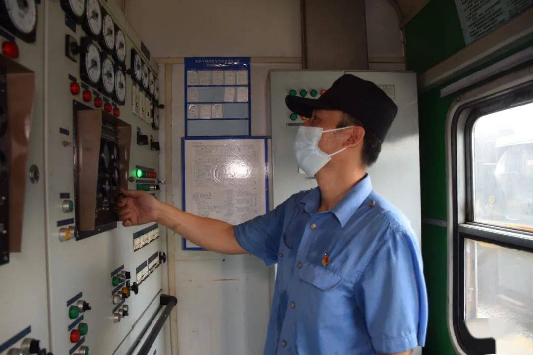 後身上的工作服就被汗水浸透走進發電車空調發電車是一個移動發電站