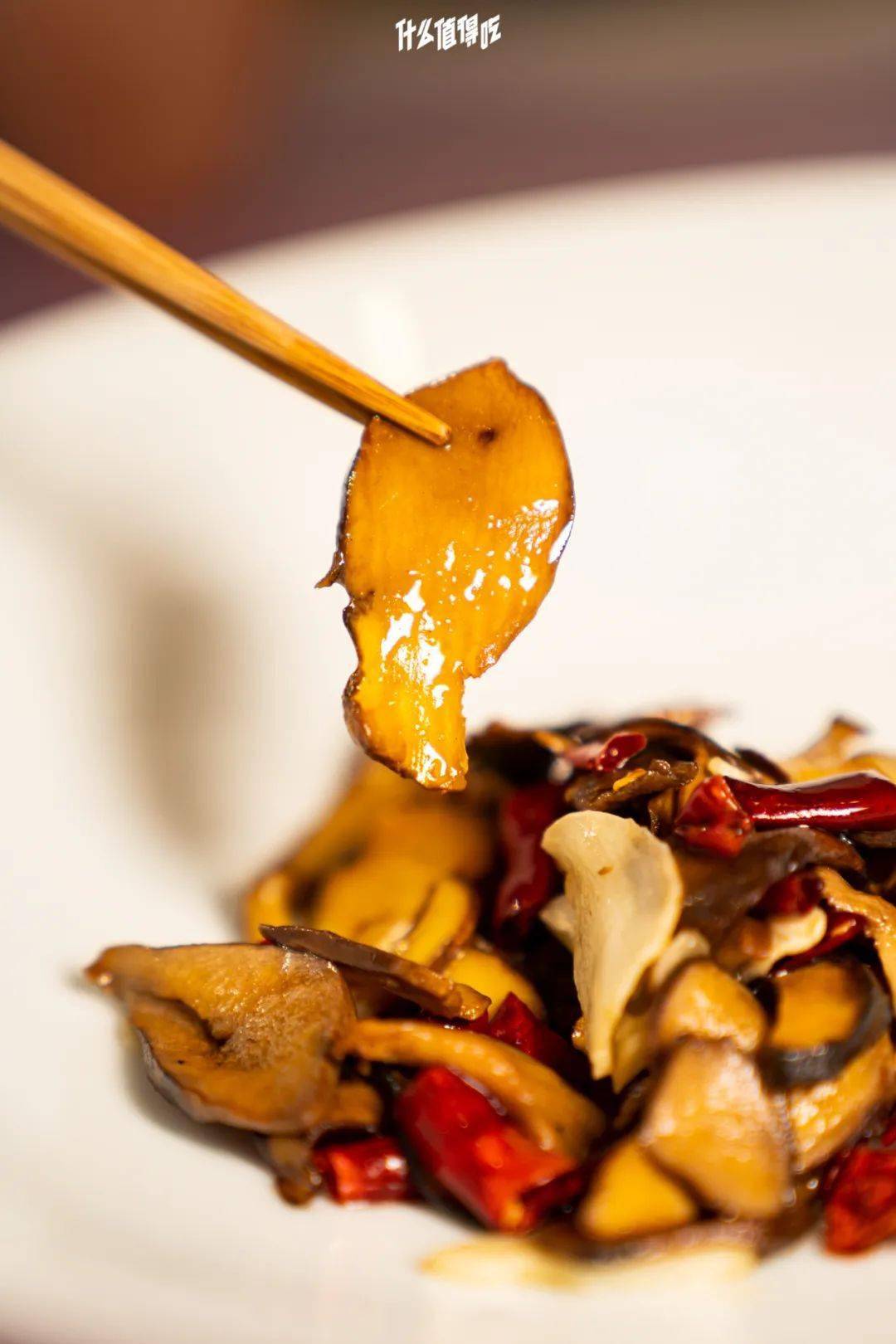 切成小片的牛肝菌,挖一大勺猪油,加丘北干辣椒爆炒,直到旺火把菌菇逼