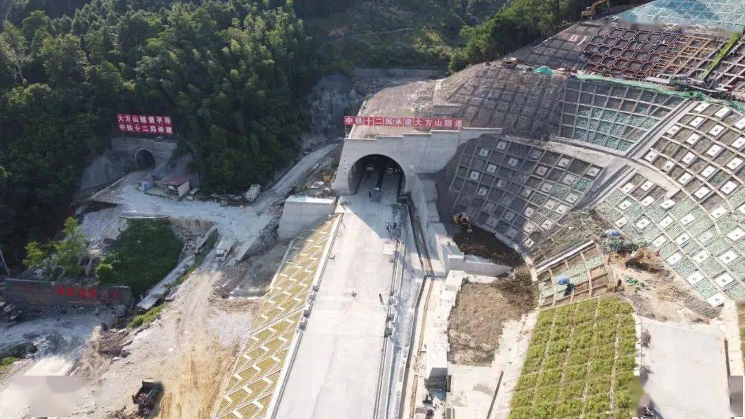 贵南高铁都安段隧道标准化建设迎来大型观摩_危岩_广西_洞口