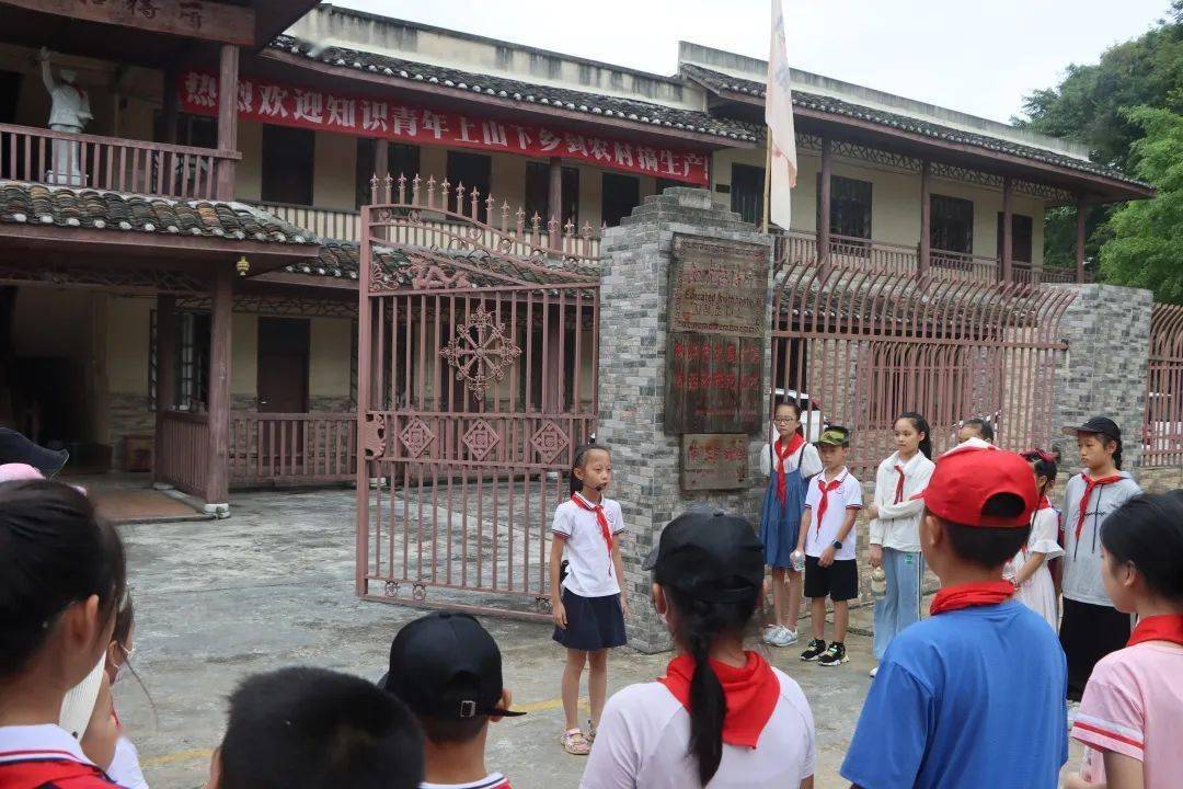 活动的第一站是柳城县洛崖红色教育基地——知青城.