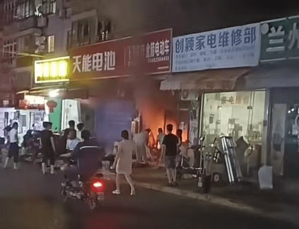 曹王路近开源路沿街商铺起火 热心市民帮忙灭火无人员伤亡 一家 明火 徐驰