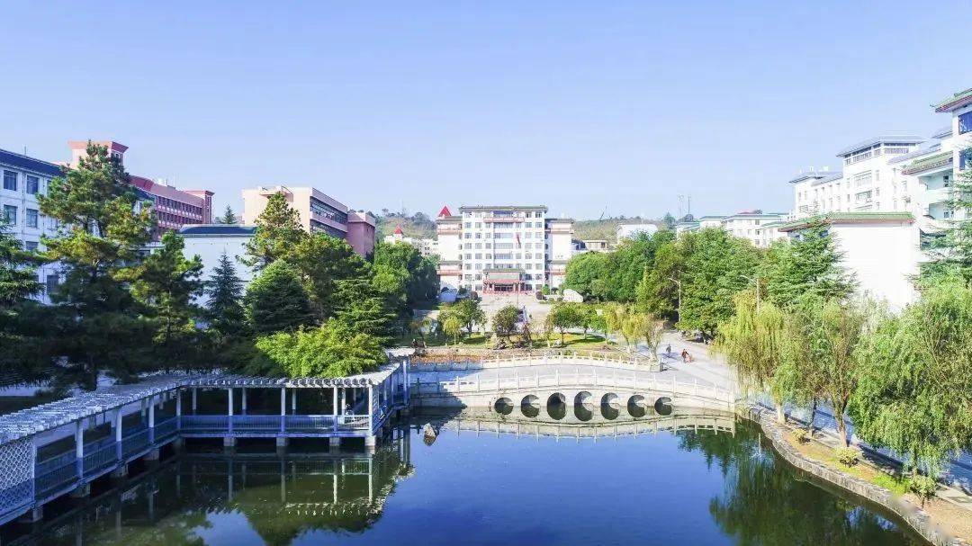 学校始于1941年创办的湖南省立第七师范学校,现已成为一所综合性应用