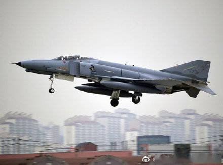 突发！韩国一架F-4鬼怪战机坠海 飞行员跳伞画面曝光