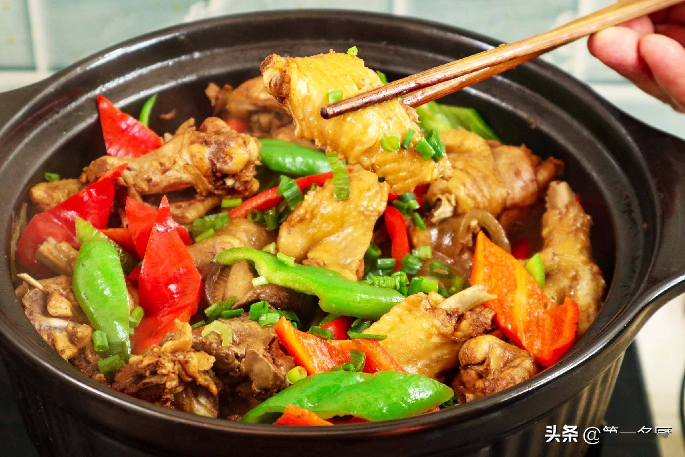 推荐食谱:【小公鸡炖香菇】中元节这天适合吃公鸡,俗话说"一唱雄鸡