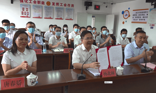 杨北林代表安远县委,县人民政府致辞,他提出,近年来,安远县深度融入