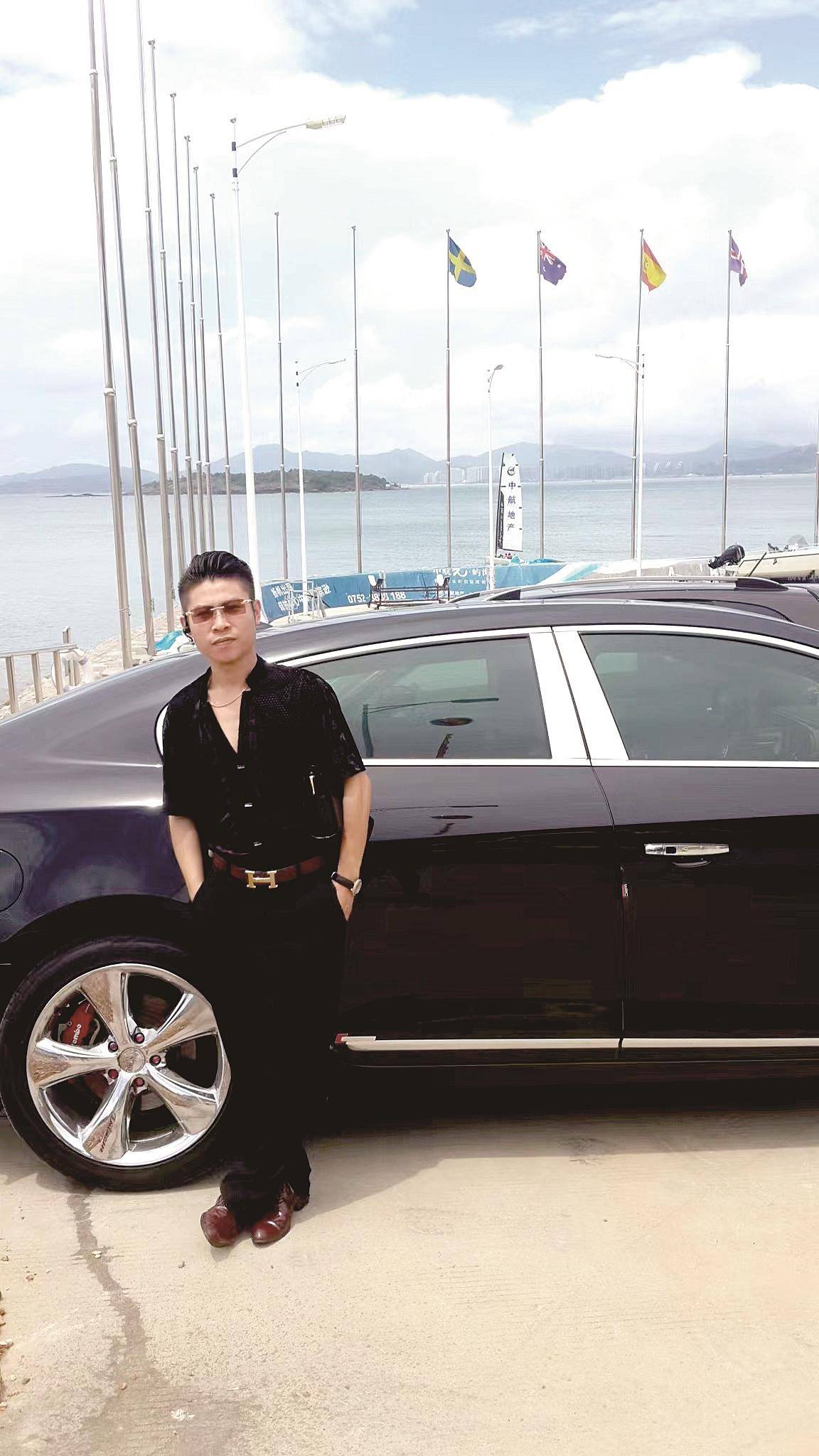 "四方发型"走红网络的法务主任,被美女骗600万的事在老家传遍了_肖洪