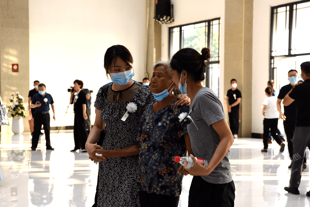 今日,送别救人英雄蒋正全_梁平_遗体_阎良区