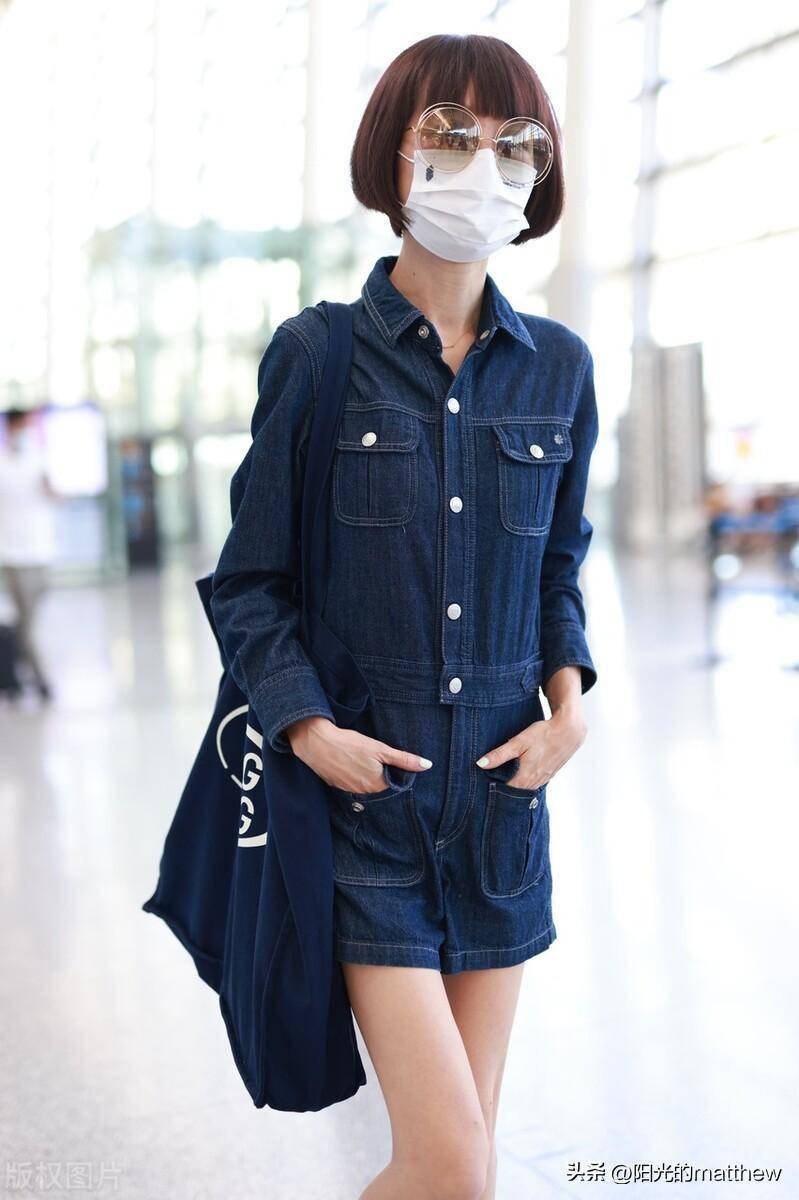 街拍:鲁豫深蓝色牛仔连体短裤 运动鞋简约干练_长沙_湖南_机场