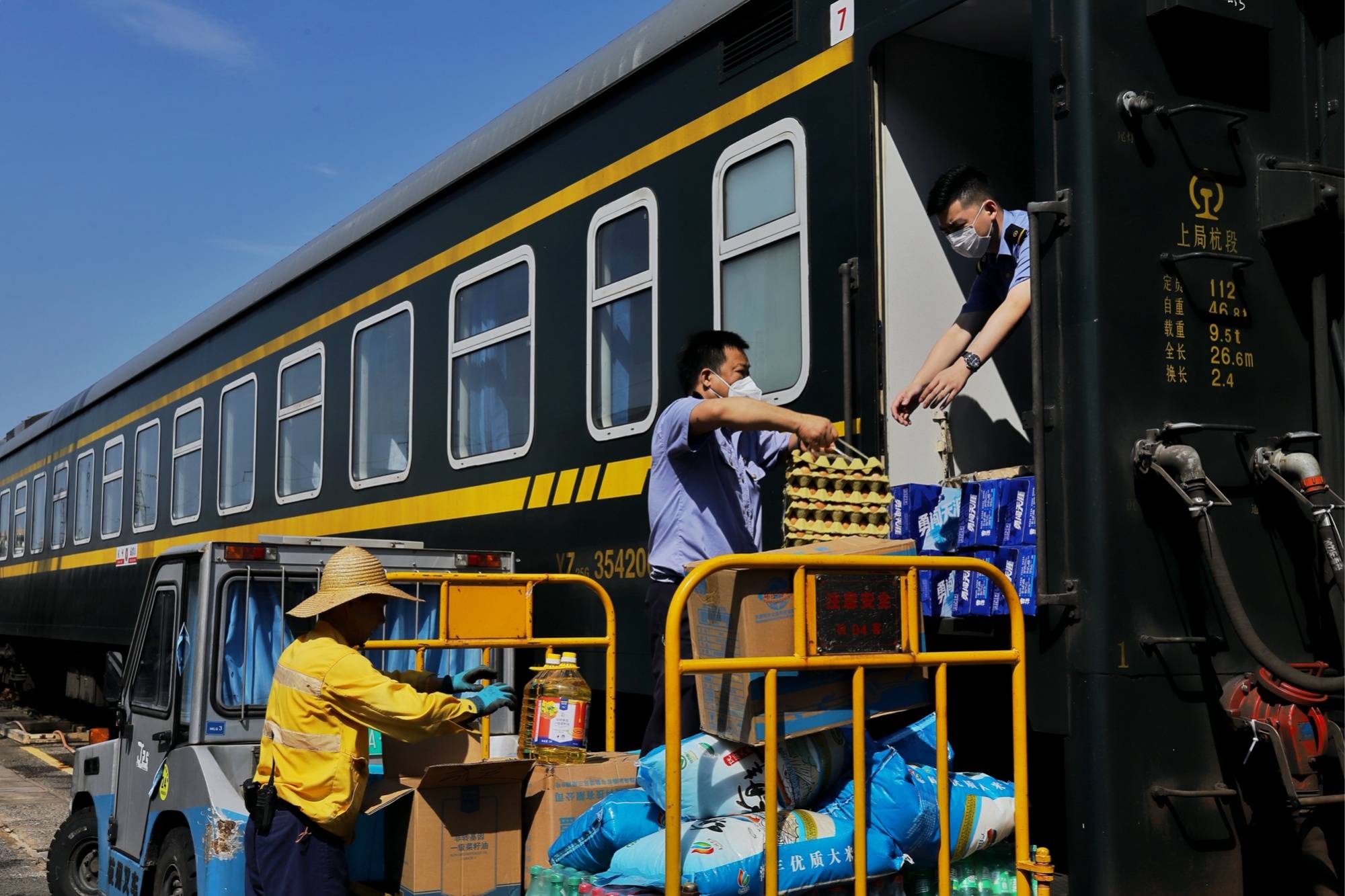 杭州客运段负责补给的工作人员在烈日下工作(央广网发 中国铁路上海局