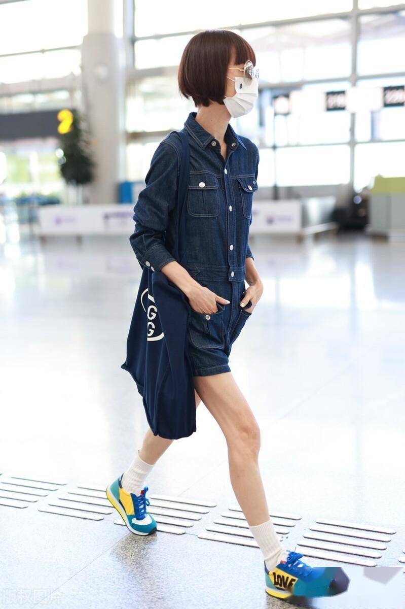 街拍:鲁豫深蓝色牛仔连体短裤 运动鞋简约干练_长沙_湖南_机场