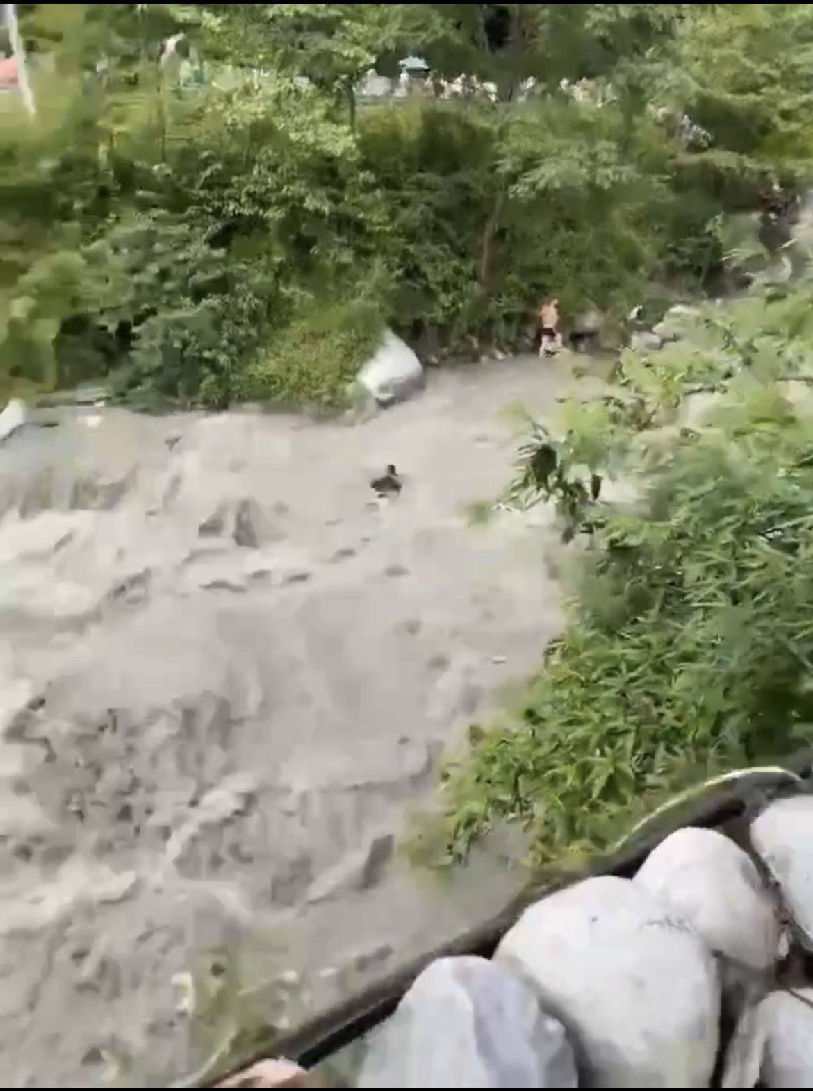 四川彭州突发山洪致4死9伤，当地气象局：多部门正研讨山洪起因