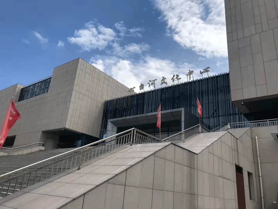 七台河市文化中心设备齐全,设施先进,设计新颖,独具特色,是一幢向市民