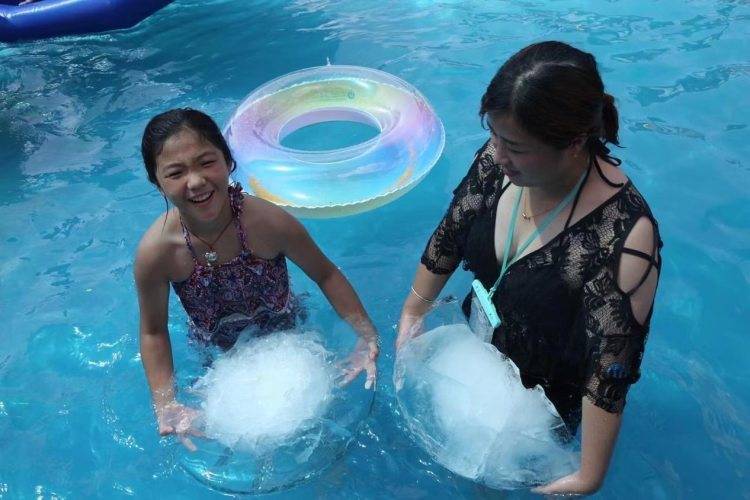 泳池加冰消暑“宠”游客，抱着冰块游泳登上热搜