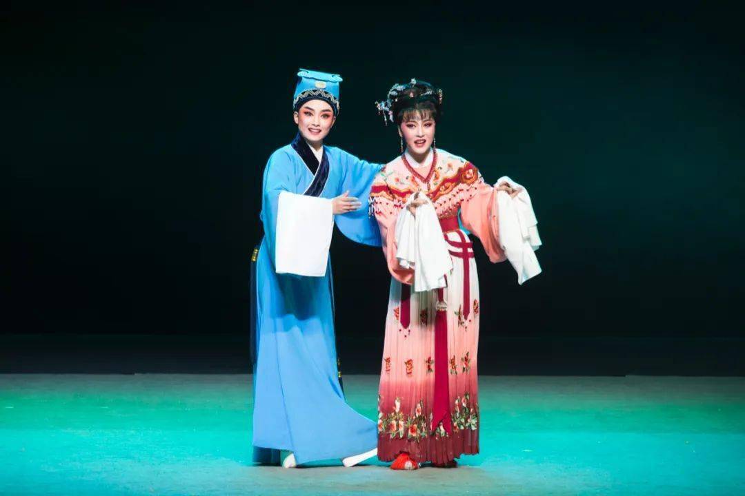 《孟丽君》13日当晚,越剧《孟丽君》由上海越剧院单仰萍,章瑞虹,陈颖