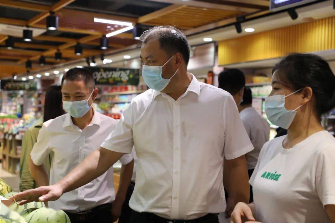全运宝一行还前往了粤客隆超市,华纳影城和半岛网吧,实地了解各项防疫