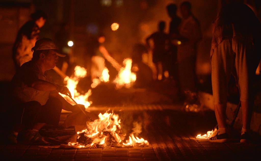 祭海放河灯焚纸锭 各地中元节习俗有不同_祭祀_视觉_中国