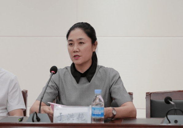 医院副院长孟薇主持会议,并对王铁良,张佩青,王学军,江柏华,张雅丽