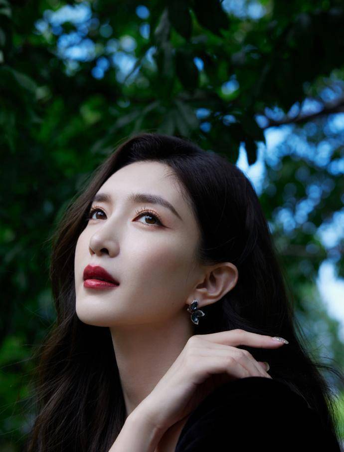 江疏影红唇黑发明艳动人 穿蕾丝裙露精致锁骨_写真_肤色_粉色