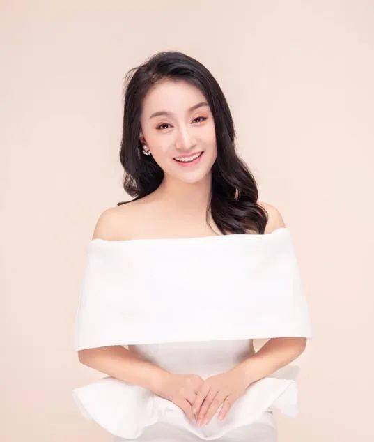 阳阿香青年女高音,先后师从江南大学艺术学院石亚静教授,国家一级演员