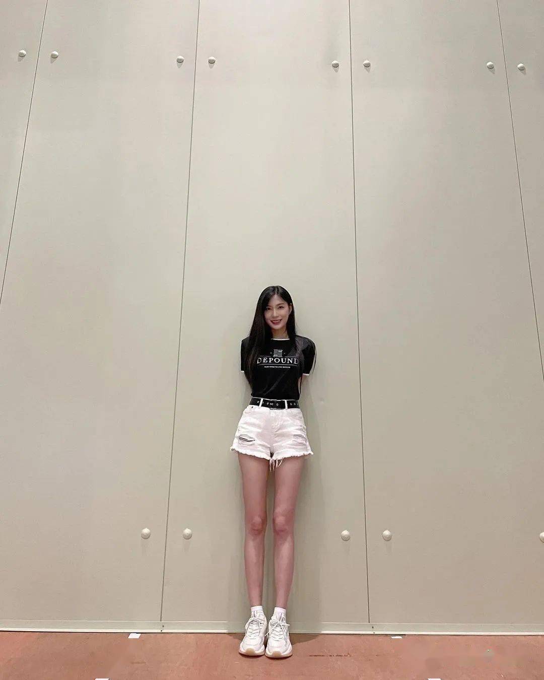 red velvet朴秀荣丰满身材,apink吴夏荣优越大长腿_黑色_身高_首尔