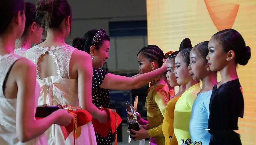 哇赛舞王国标舞全国巡回精英赛暨cefa考级展演在武汉成功举行