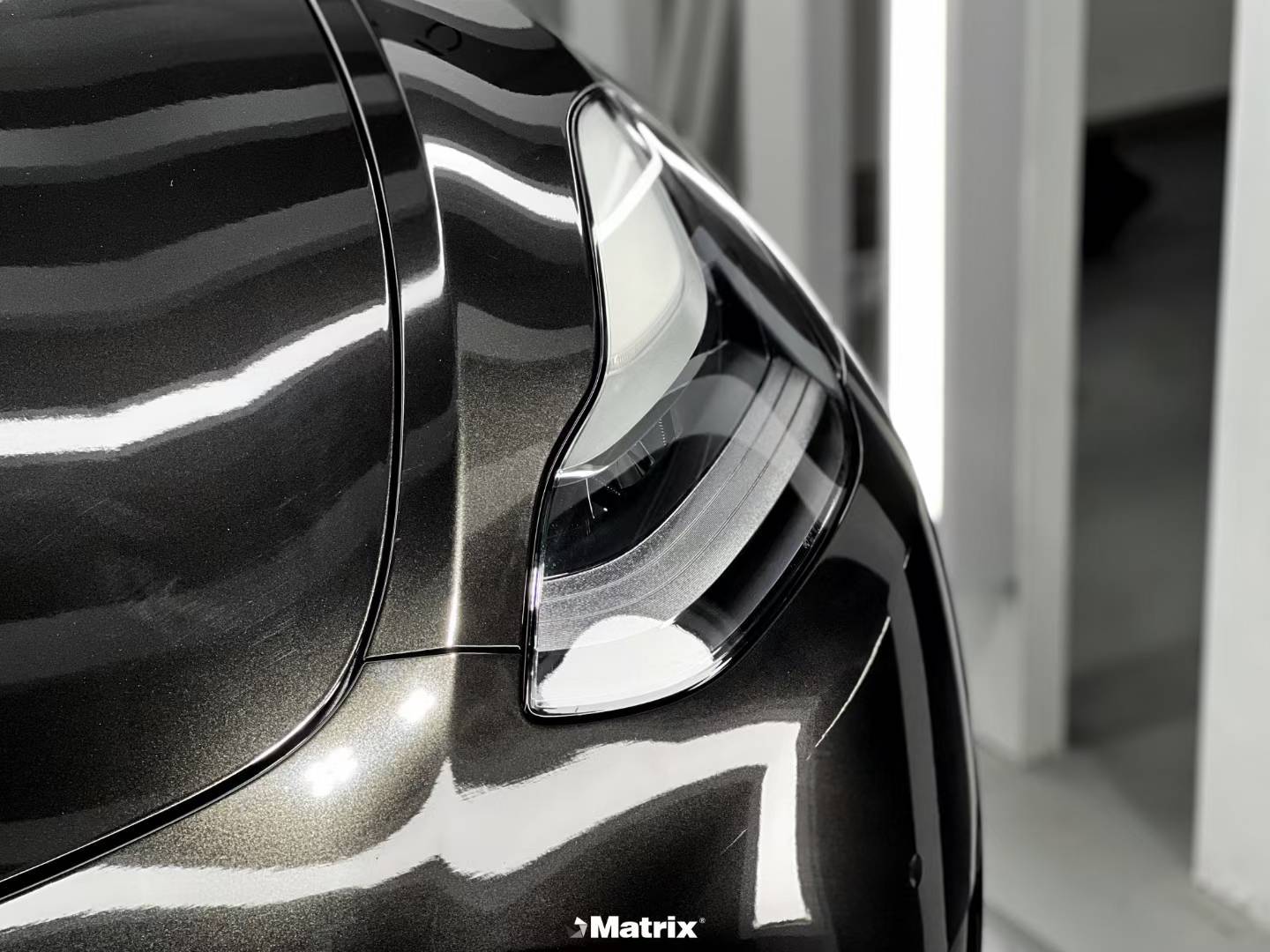 特斯拉modely-matrix矩阵改色膜金属黑金,行走的一道黑金魅影_黑金