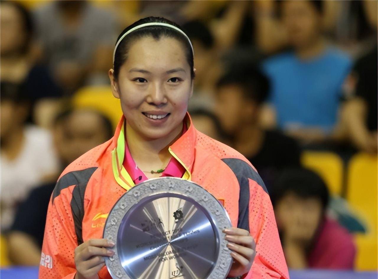 世界冠军李晓霞:花18年登顶大满贯,退役生2娃,与丈夫生活滋润_乒乓
