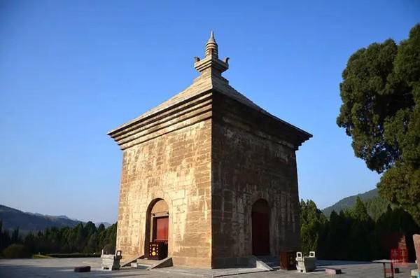 神通寺"墓塔区之元代塔墓,有砖砌山花,细部与木构建筑几无大距离(据