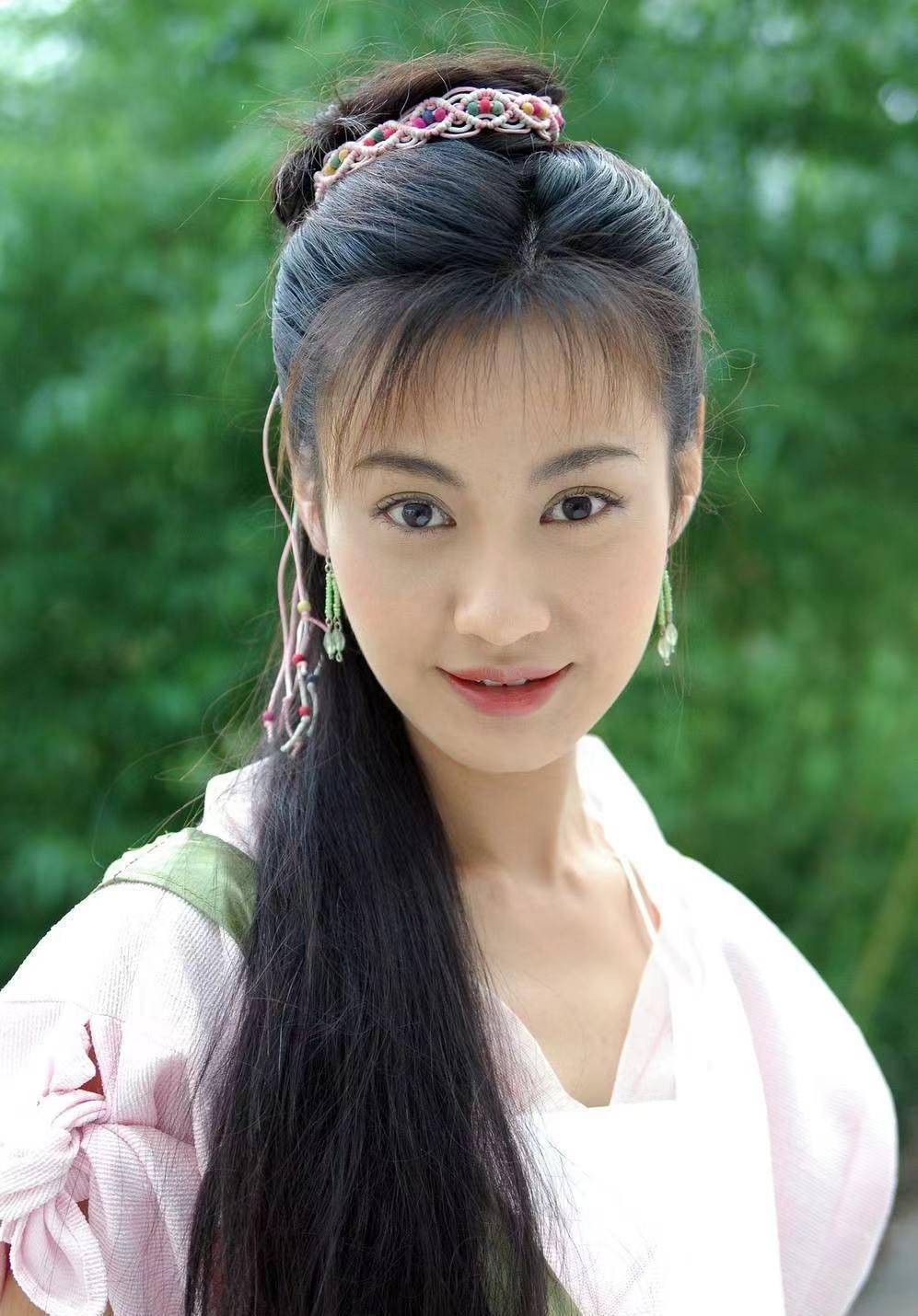 43岁杨雪晒素颜视频,肤色白皙锁骨性感,硅胶脸超宽双眼皮引争议_江