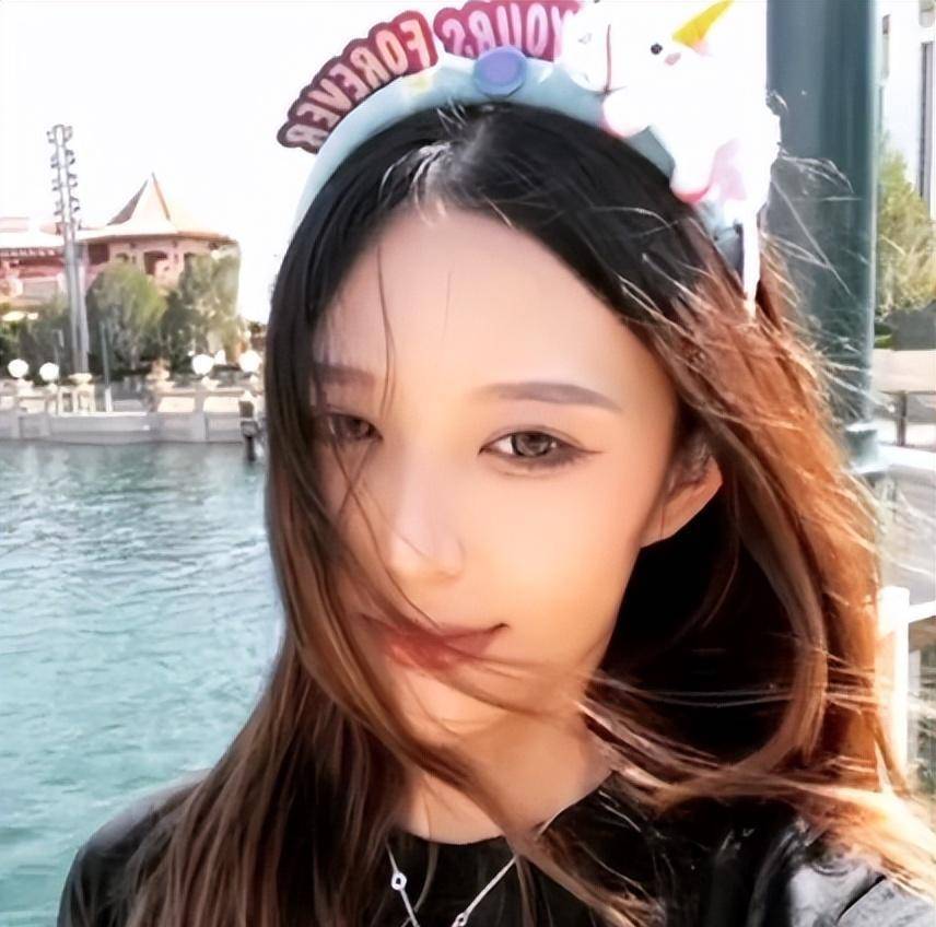 赵梓婷晒出孕肚照,面相柔和了不少,网友:每年这时候都会怀孕_智明