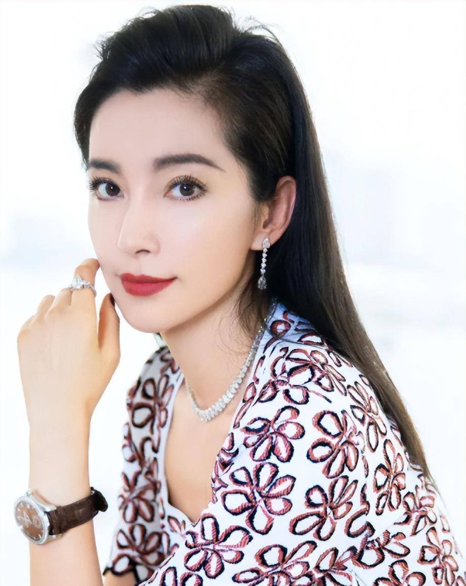 著名艺人李冰冰与众多商业富豪一同赴宴,穿着抹胸礼服身材优越_郭广昌