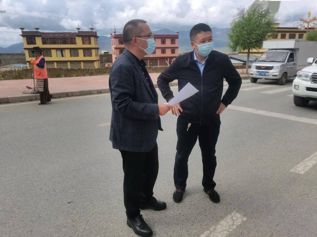 8月18日,县委书记董德洪前往理塘方舱隔离点和服务保障点调研.