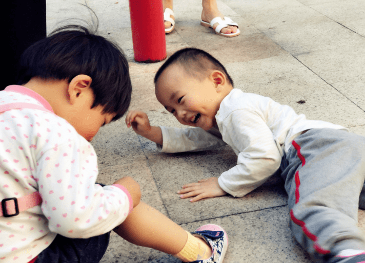 两小孩抢秋千,双方家长大打出手,究竟谁对谁错？