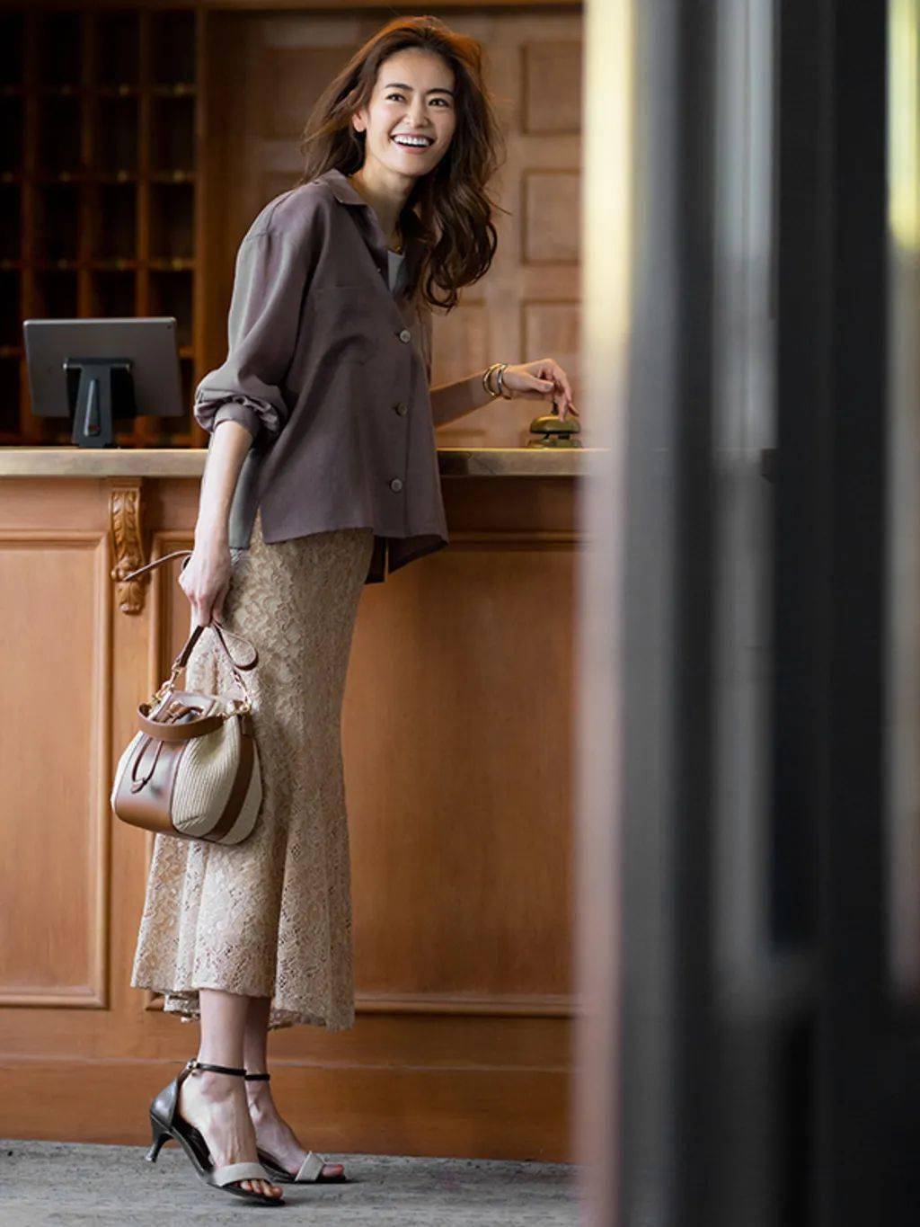 葛冈碧的夏日成熟大气风穿搭_黑色_气质_米色