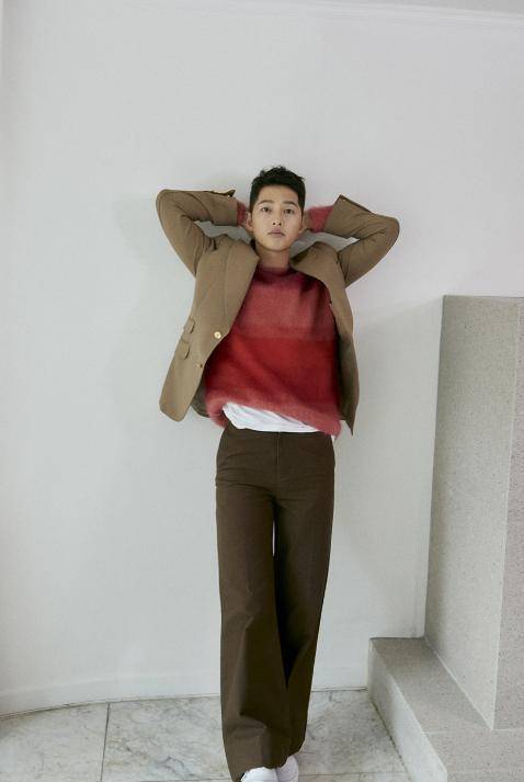 宋仲基终于复工了,一身灰色西装亮相,昔日帅气男神变身时尚大叔_状态