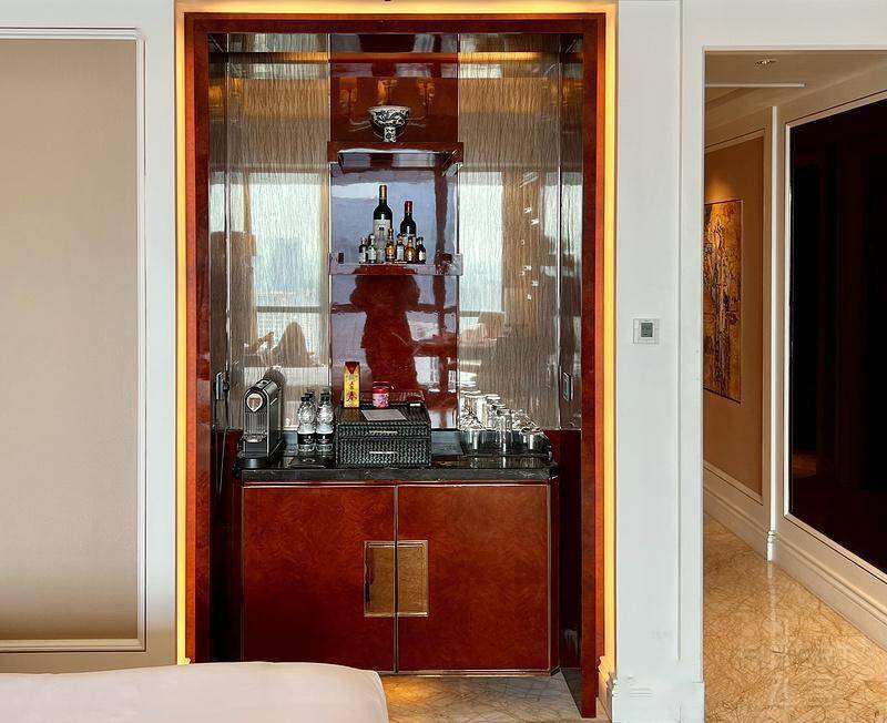 个独立的柜子是奢华酒店们很喜欢的设计,不过这柜子的配色有点像神台