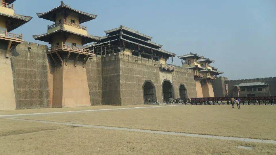 到了秦朝,嬴政在此建县,三国时期,金华正式设立郡府建置.