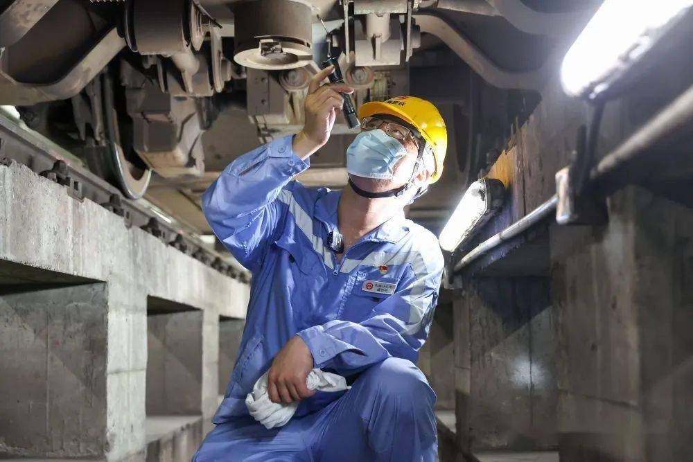 城市轨道交通检修工:上海地铁背后不为人知的"保健医生"_设备_盛忠明