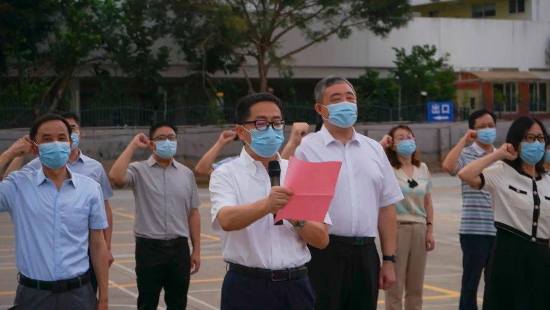 院长裴晓华主持座谈会,并介绍了医院医务工作,提前祝贺