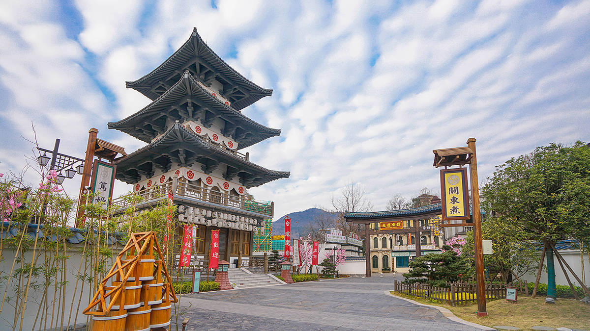 日本人喜欢在日本中国园林里，穿中国旗袍拍照，文化包容度哪更高