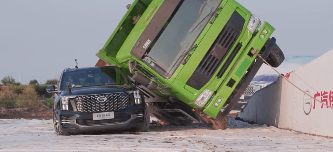 gs8硬抗27吨重载货车侧翻压顶_搜狐汽车_搜狐网