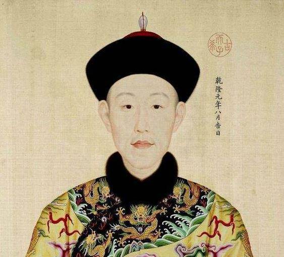 乾隆七世孙手戴上亿玉扳指,如今穿龙袍,以皇帝身份祭祖_爱新觉罗恒绍