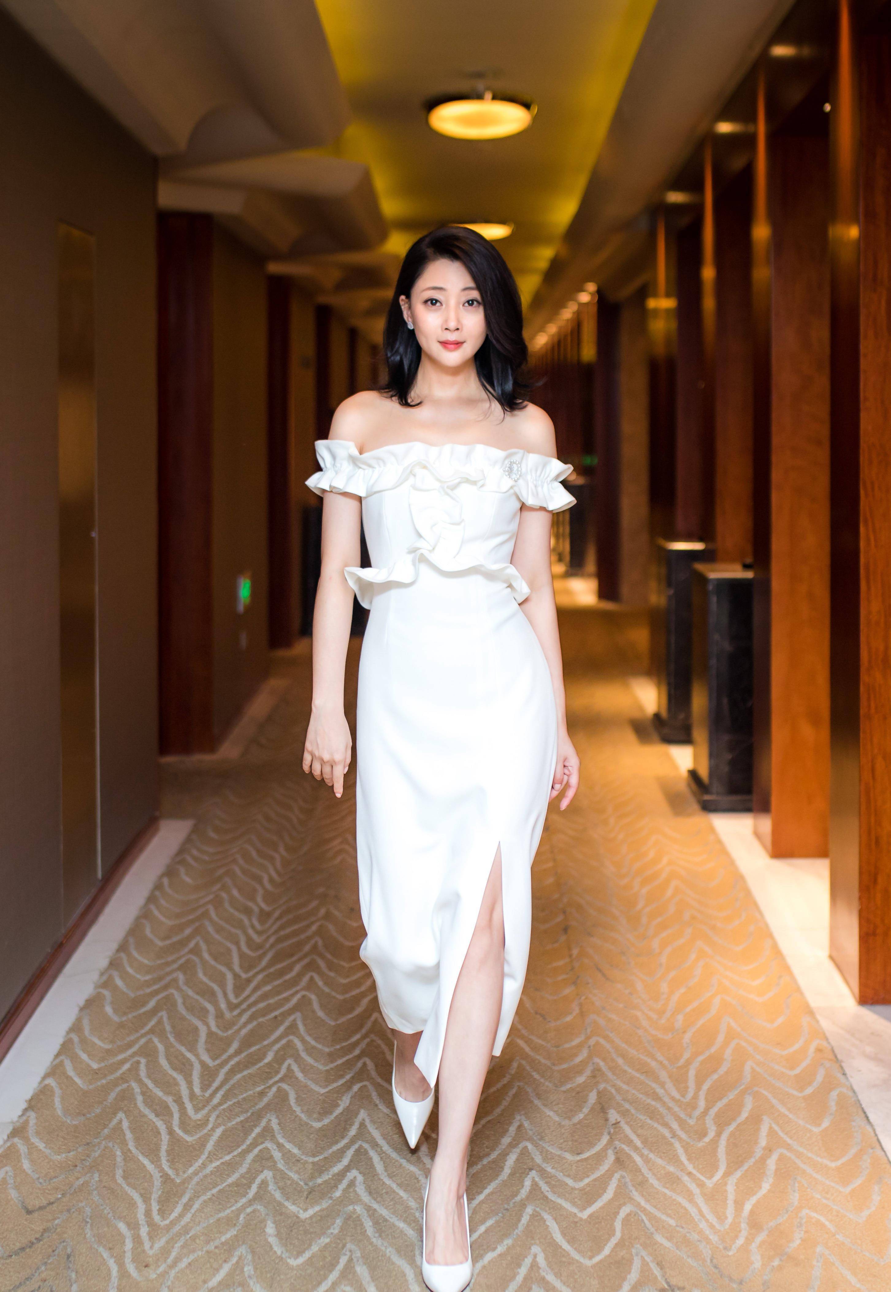 殷桃真够时尚,穿褶皱旗袍秀"蜜桃身材",裙子太短坐下还要用手按_设计