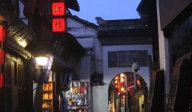 上海有一特色古街，粉墙茨瓦错落有致，青石板铺路，古韵十足！